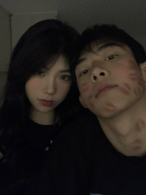 Lipstick Couple Kiss, Lipstick Kisses Boyfriend Aesthetic, Korean Couple Selfies, Korea Couple Aesthetic, Lipstick Trend With Bf, Korean Couple Pictures, Lipstick Stains On Boyfriend, Lipstick Kisses Boyfriend, Couple Korean Aesthetic