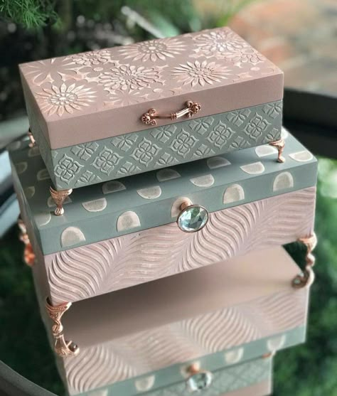 Wooden Box Crafts, Jewelry Box Makeover, Revamp Furniture, Cardboard Box Crafts, Painted Wooden Boxes, Decoupage Diy, Jewelry Box Diy, Decoupage Box, Altered Boxes