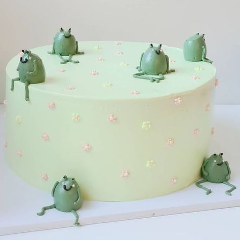 Donat Glaze, Cottagecore Baking, Honey Mango, Bakery London, Ugly Cakes, Frog Cake, Frog Life, Pastel Cakes, Simple Birthday Cake