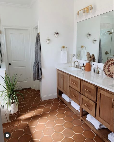 Bathroom Tile Statement Wall, Boho Vintage Bathroom Ideas, Warm Cozy Bathroom Ideas, Spanish Style Bedroom Master Suite, Terracotta Floor Bathroom, Earth Tone Bathroom Ideas, Terracotta Bathroom Floor, Terracotta Tile Bathroom, Warm Bathroom Ideas