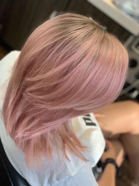 Pink Hair With Roots, Pink Hair Shadow Root, Pink Hair With Shadow Root, Hair Pink Highlights, Dusty Pink Hair, Roots Blonde Hair, Dark Roots Blonde, Blonde Hair With Pink Highlights, Light Pink Hair