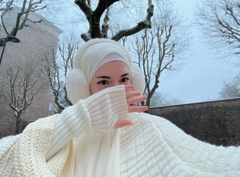 Hijab And Earmuffs, Earmuffs Hijab, Hijabi Coquette, Muslim Outfit, Modest Outfit Ideas, Hijabi Aesthetic, Muslimah Aesthetic, Winter Outfit Inspiration, Hijabi Outfits