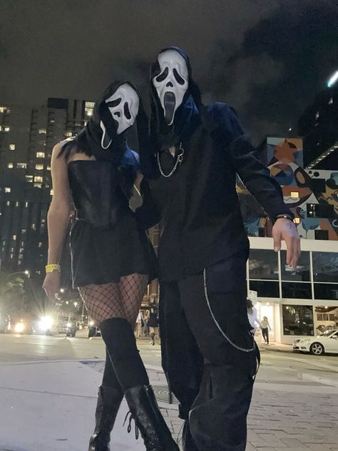 Saw Diy Costume, Couples Ghostface Costume, Scream Mask Couple, Ghostface Fantasia, Ghost Face Couple Costume, Matching Outfits Boyfriend, Scream Couple Costume, Welcome Foolish Mortals Sign, Ghostface Couple