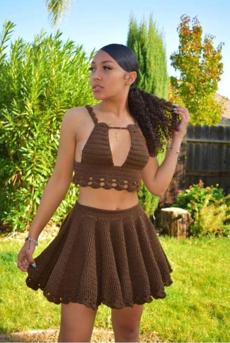 Pola Top, Crochet Skirt Outfit, Skirts Design, Crochet Two Piece, Crochet Dress Pattern Free, Crochet Outfits, Crochet Skirt Pattern, Crochet Crop Top Pattern, Crochet Knit Stitches