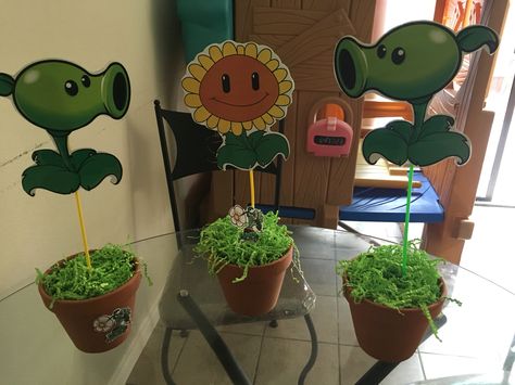 Center piece Plant Vs Zombie, Decor For Birthday Party, Winter Container Gardening, Decor For Birthday, Plantas Vs Zombies, Plants Vs Zombies, Wall Decorations, All About Plants, Plant Wall