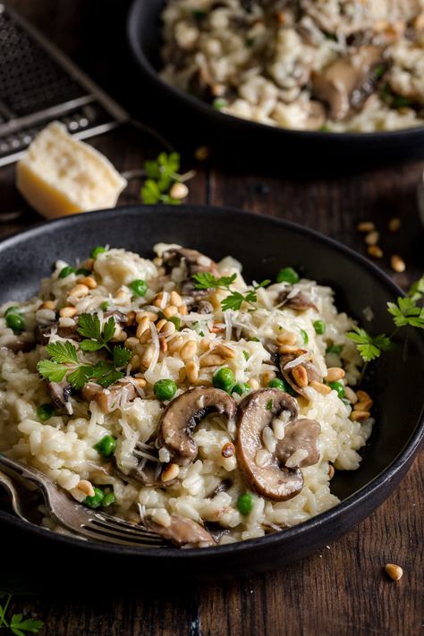 Creamy and rich this Mushroom and Pea Risotto is a great vegetarian family meal. Perfect for a weeknight dinner or a special weekend meal. #mushroompearisotto #vegetarianrisotto Mushroom Pea Risotto, Grits Dishes, Mushroom And Pea Risotto, Vegetarian Risotto, Pea Risotto, Garlic Butter Mushrooms, Italian Diet, Mouthwatering Food, Simple Green Salad