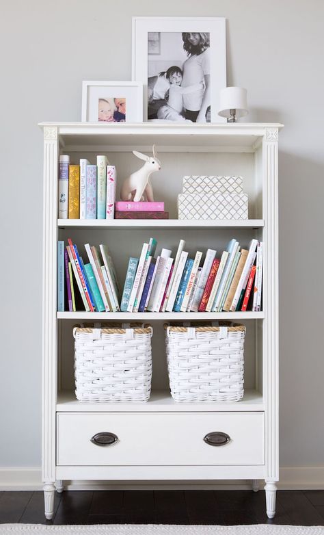 bookshelf // little girls' pink & white bedroom Bookshelves Ideas For Bedroom, Bedroom Bookshelf Decor, Room Bookshelf Ideas, Girls Bookshelf, Bookshelf Decorating Ideas, Pretty Bookshelves, Diy Trinkets, Kids Room Bookshelves, Bookshelves In Bedroom