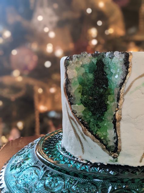 Emerald Geode Cake, Emerald Green Geode Cake, Emerald Birthday Cake, Green Geode Cake, Geo Cakes, Agate Cake, Geode Cakes, Frosting Fondant, Cave Wedding