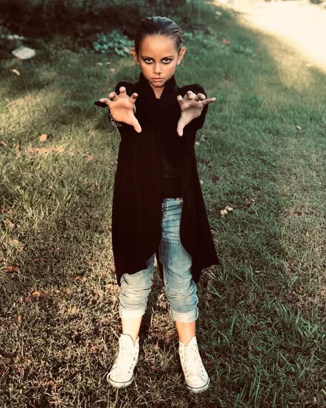 Eleven Costume Halloween, Eleven Stranger Things Black Outfit, Max And Eleven Halloween Costume, Eleven Stranger Things Halloween Costume, Eleven Season 2 Punk, 11 Costume Stranger Things, Eleven Stranger Things Costume Diy, Eleven Costume Ideas, Eleven Costume Stranger Things