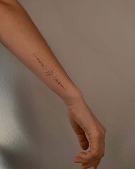 Arm Tatoos Woman, Pretty Tattoo Ideas, Tattoos Pulseras, Tattoo 2024, Pretty Tattoo, Tiny Wrist Tattoos, Small Girly Tattoos, Tattoo Spots, Boho Tattoos