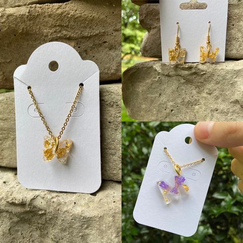 Resin Butterfly Necklace, Resin Art Necklace, Diy Resin Gifts, How To Make Resin, Flower Resin Jewelry, Resin Crafts Tutorial, Necklace Resin, Diy Resin Projects, Resin Jewelry Diy