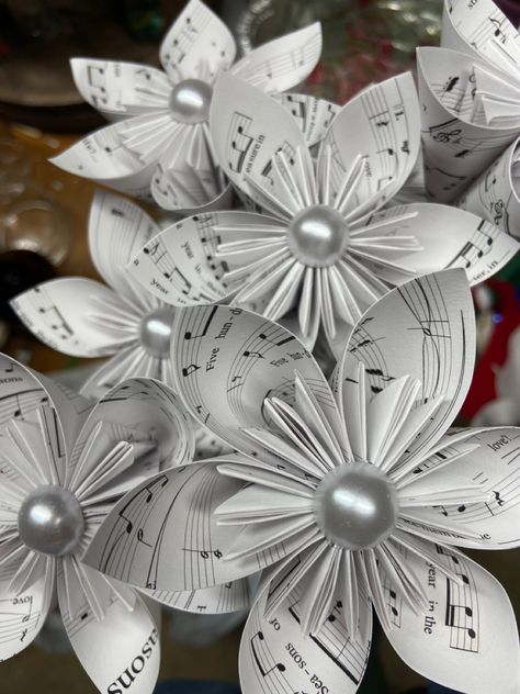 Origami sheet music flowers Music Craft Ideas, Music Paper Flowers, Sheet Music Flowers, Music Christmas Ornaments, K And K, Origami Sheets, Sheet Music Crafts, Diy Party Decor, Banquet Ideas