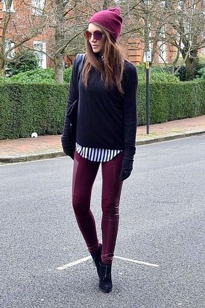 Beanie Maroon Leather Pants Outfit, Maroon Leather Pants, Faux Leather Leggings Outfit, Maroon Pants, Leather Leggings Outfit, Leather Pants Outfit, Winter Fashion Outfits Casual, Maroon Leather, Leggings Outfit