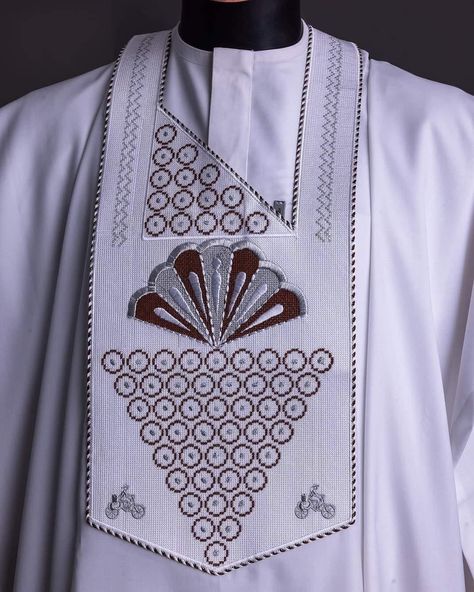 Luxury White Groom Agbada/Babanriga Luxury yet Affordable #midspecialconcepts #abujatailor #agbadamen #menonagbada #agbadagang Agbada Styles Men, Agbada Designs For Men, White Agbada, Agbada For Men, Nigerian Clothing, Imessage Text, Agbada Design, Wedding Groomsmen Attire, Senator Wears