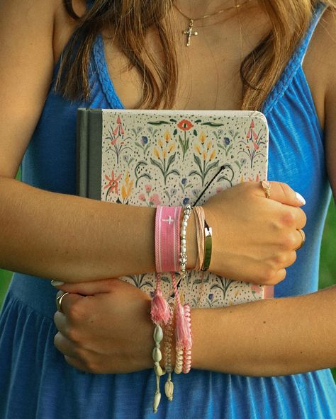 a golden hour senior shoot with miss @allison.crump + her Bible & bsf 🌅📸📖💌 • • • • Keywords: visual poetry, summer, pinterest, Indiana, couple photos, documentary style photography, Indiana photographer, vintage, storytelling photography, cinematic style photography, golden hour, summer photoshoot, Summer inspo, wildflowers, spring, senior photos, art, golden hour photos, pinterest inspo, Sunsets, vsco, senior 2025 photoshoot, • #photographer #photography #photo #photoshoot #photooftheday #re... Books Senior Pictures, Senior Photos With Books, Photoshoot With Bible, Senior Picture Ideas With Bible, Art Senior Pictures, Bible Senior Pictures, Bible Photoshoot, Artsy Senior Pictures, Christian Senior Pictures