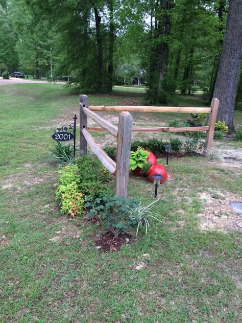 Corner accent fence, by next year, the running roses and Clematis should running on the fence. Raised Garden Bed Decor, Decorative Corner Fence Ideas, Corner Yard Fence Ideas, Corner Post Fence Ideas, Corner Fence Garden, Property Line Fence Ideas, Corner Fence Ideas, Driveway Entrance Landscaping Entryway, Corner Fence Landscaping