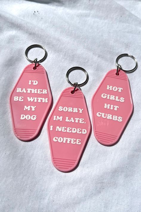 Cute Sayings For Keychains, Cricut Key Chains Vinyl, Cricket Keychain Ideas, Funny Keychain Ideas, Funny Key Chains, Funny Keychain Quotes, Cricut Keychains Diy Acrylic, Cute Keychain Ideas, Cricut Keychain Ideas