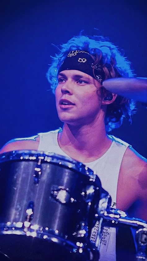 Aston Irwin, 5sos Ashton, 5sos Wallpaper, Purple Lightning, 5sos 1d, 5 Second Of Summer, 1d 5sos, Five Seconds Of Summer, Ashton Irwin