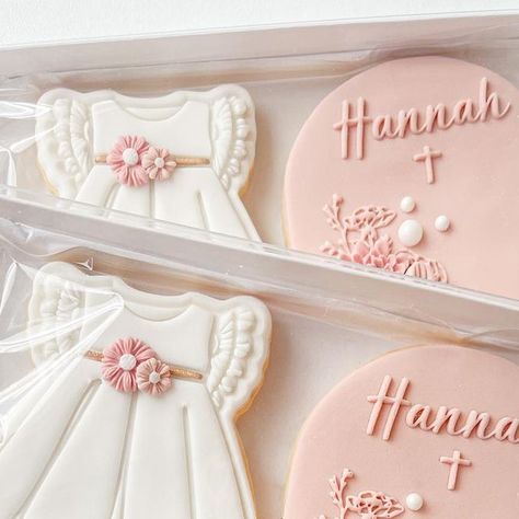 𝐎𝐡 𝐒𝐮𝐠𝐚𝐫 𝐂𝐨𝐨𝐤𝐢𝐞𝐬 𝐛𝐲 𝐉𝐞𝐬𝐬 | Wollongong on Instagram: "Christening Favours 🤍 • #sugarcookies #sugarcookiesofinstagram #cookies #fondantcookies #personalisedcookies #customcookies #edibleart #cookieart #cookiesaustralia #sugarcookiesaustralia #cookieswollongong #fondant #custom #colourmill #photooftheday #wollongongcookies #christeningfavours #christeningcookies" Christening Cookies, Baptism Cookies, Christening Favors, Fondant Cookies, Girl Christening, Cookie Art, Edible Art, Cookie Designs, Custom Cookies