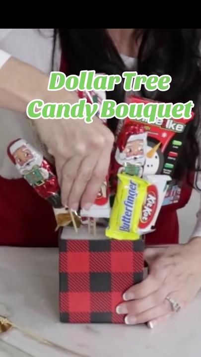 Olivia's Romantic Home on TikTok Diy Candy Centerpieces, Making A Candy Bouquet, How To Make A Candy Bouquet, Christmas Candy Bouquet, Diy Candy Bouquet, Make A Candy Bouquet, Gift Card Bouquet, Candy Bouquet Diy, Romantic Home