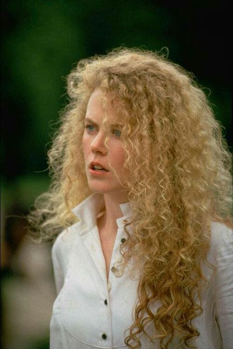 Nicole Kidman. Far & Away Curly 90s Hairstyles, Drawing Subjects, Blonde Actresses, Hair Catalog, 90s Hairstyles, Actrices Hollywood, Wave Hair, Foto Art, Julia Roberts