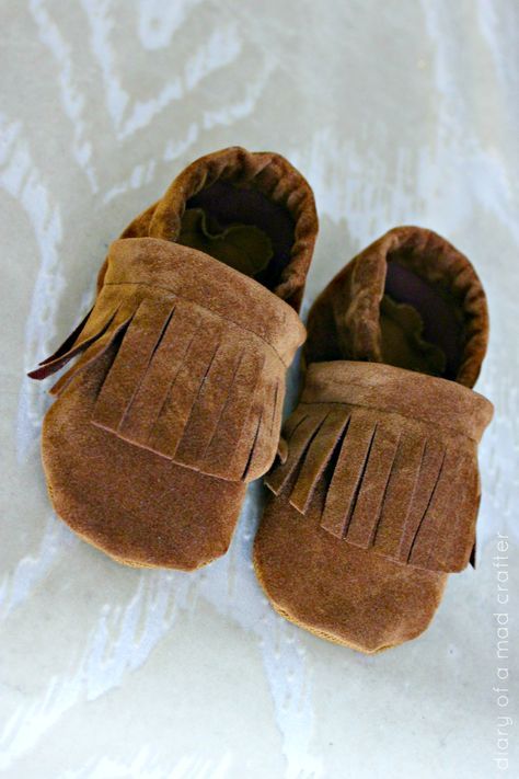 DIY Baby Moccs Pattern Diy Moccasins, Diy Natal, Baby Moccs, Baby Shoes Diy, Sew Baby, Baby Doll Toys, Mollie Makes, Baby Moccasins, Diy Baby