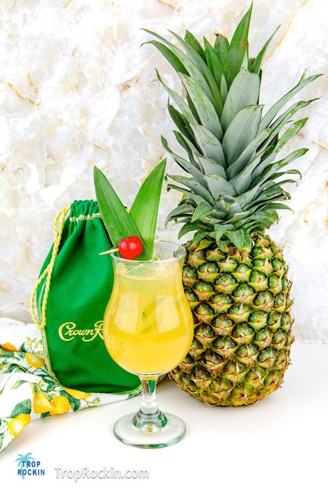 Crown Apple And Pineapple Juice, Crown Royal Green Apple Drinks, Drinks With Apple Crown Royal, Green Apple Crown Royal Drinks, Drinks With Crown Apple, Crown Apple Mixed Drinks, Crown Apple Drinks Recipes, Apple Crown Drinks, Raspberry Jello Shots