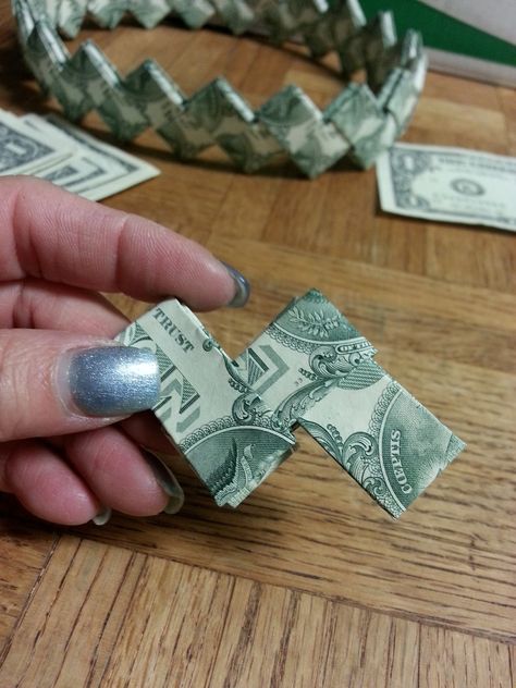 Money Headband, Money Lei Diy, Graduation Leis Diy, Graduation Money Lei, Graduation Money Gifts, Diy Graduation Gifts, Folding Money, Dollar Origami, Graduation Money