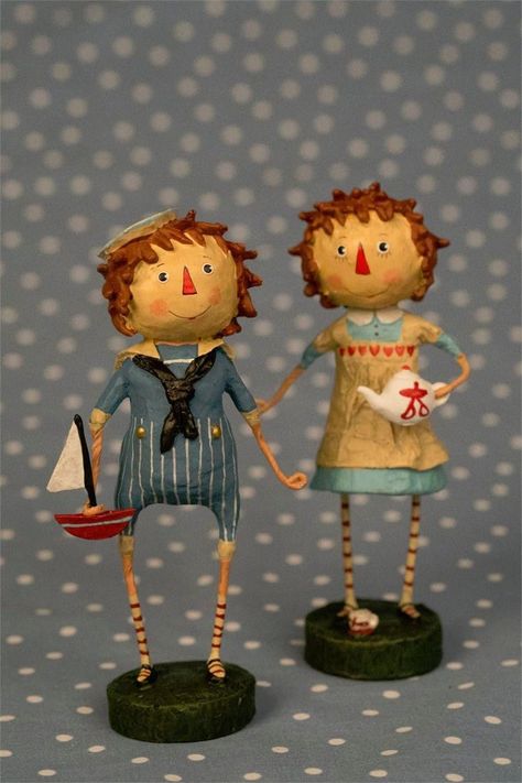 Lori Mitchell ontwerpt. 16,5 cm hoog. Hars, papierpulp en draad. Geïmporteerd. Set van 2 figuren - Raggedy Anne en Andy. Lori Mitchell, Little Red Hen, 3d Quilling, Raggedy Ann Doll, Resin Design, Raggedy Ann And Andy, Papel Mache, Raggedy Ann, Doll Maker