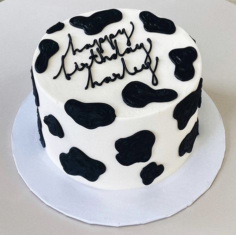 Cow Cake Aesthetic, Cow Spot Cake, Cow Print Cake Ideas Buttercream, Cow Print Bday Cake, Cow Print 21st Birthday Cake, Cow Cake 1st Birthday, Cowprint Birthday Cakes, Cow Cake Design, Cow Bday Cake