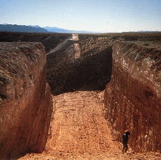 Construction of the SW cut from the NE Cut, December 1969 Michael Heizer, Double Negative, Ephemeral Art, Landform, Art Theory, Earth Art, Important Information, 28 Days, Facade Architecture