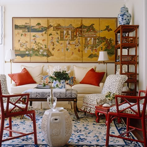 Your Cheat Sheet to Chic Chinoiserie Decor - Chairish Blog Chinese Living Room, Chinese Style Living Room, Chinese Interior, Asian Interior, Chinoiserie Decorating, Asian Homes, Asian Home Decor, Coastal Living Rooms, Asian Design