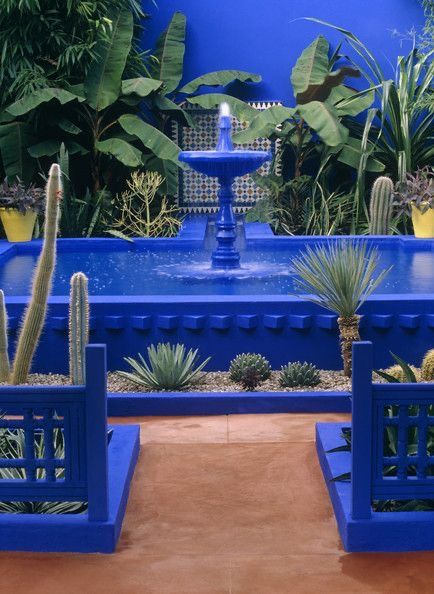 Blue Courtyard, Sims Exterior, Mediterranean Backyard, Courtyard Fountain, Coastal Home Exterior, Majorelle Blue, Mediterranean Patio, Moroccan Garden, Patio Layout