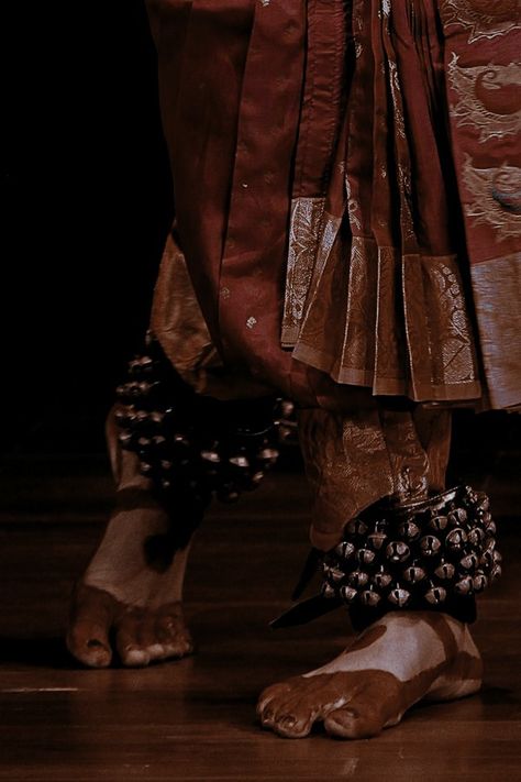 Chilanka Aesthetic, Kathak Aesthetic Wallpaper, Indian Culture Aesthetic Vintage, Indian Classical Aesthetic, Dance Aesthetic Indian, Vintage Dance Aesthetic, South Indian Aesthetic Wallpaper, Indian Dark Aesthetic, Kuchipudi Aesthetic