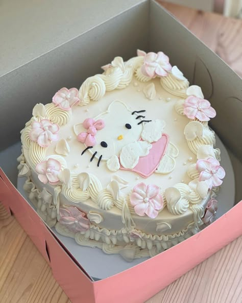 Birthday Cake Ideas Hello Kitty, Hello Kitty Vintage Cake, Coquette Cake Ideas, Hello Kitty Cake Aesthetic, Pastel Hello Kitty Aesthetic, Tortas Aesthetic Vintage, Hello Kitty Cake Design Birthday, Coquette Cake Birthday, Sanrio Cake Ideas