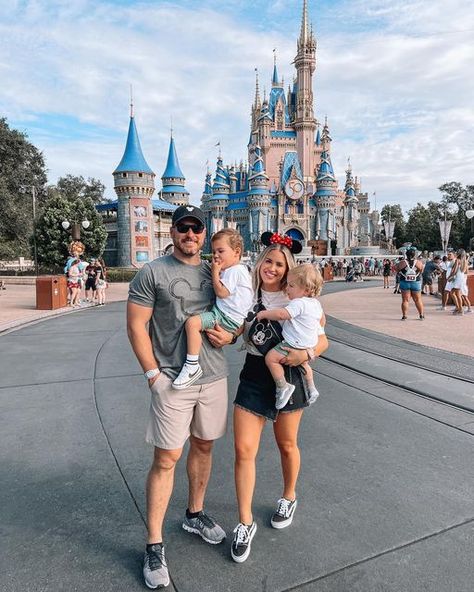 Disney World Aesthetic Family, Family At Disneyland, Disneyland Paris Family Photos, Disneyland Family Trip, Family Disney Photos, Disney Family Picture Ideas, Disneyland Family Photos, Disneyland Family Pictures, Disney Family Pictures