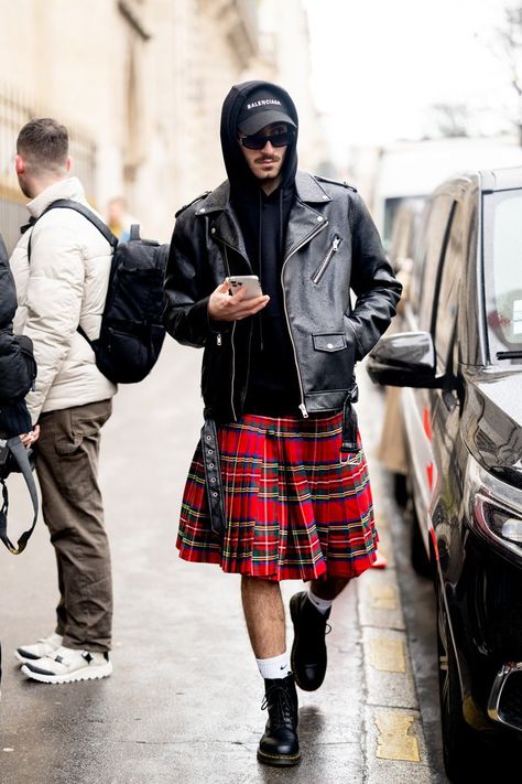 Men's Skirts Fashion, Men In Skirts Street Style, Men Skirts Fashion, Kilt Outfits For Men, Fashion Street Style 2023, Men’s Skirt Fashion, Men In Skirts Punk, Men’s Skirt Outfit, Men's Skirts