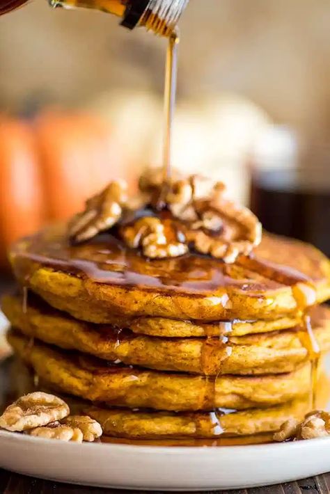 These super fluffy Pumpkin Pancakes for Two are SO GOOD and one of the best easy fall breakfasts. Small Batch Breakfast, Batch Breakfast, Pumpkin Pancakes Recipe, Fluffy Pumpkin Pancakes, Pumpkin Pancakes Easy, Pancakes For Two, Pumpkin Pancake, Food For One, Flavored Pancakes