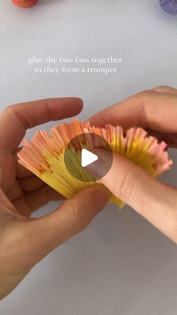 Dye Crepe Paper, Paper Daffodils Diy How To Make, Crepe Paper Flowers Diy Easy, Crepe Paper Daisy, Paper Daffodil, Paper Daffodils, Craft For Spring, Colour Paper Flowers, Crepe Paper Flowers Tutorial