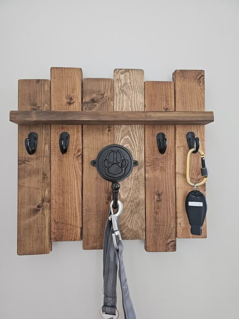 Rustic key holder. Colour and hooks can be changed if requested. Available in any size you like Rustic Wooden Projects, Key Hangers For Wall, Rustic Key Holder Ideas, Wooden Key Holder Ideas, Key Storage Ideas, Diy Key Rack, Key Rack Diy, Diy Key Holder, Rustic Key Holder