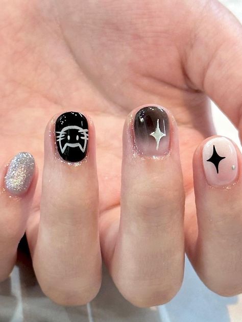 Korean black nails for fall: black and white Y2K Black To White Nails, Korean Nails Ideas Black, Cat Nails Short, Short Korean Nail Designs, Nail Korean Style Black, Simple Nail Designs For Short Nails, Cute Short Black Nails, Short Nails Ideas Black, Black Short Nails Design