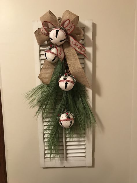 Diy Shutter Decor Wall Art, Wooden Shutter Craft Ideas, Christmas Shutter Decorations, Small Shutter Projects, Shutter Diy Projects, Repurpose Old Shutters, Shutters Crafts Ideas, Christmas Shutters Ideas, Shutter Crafts Ideas Christmas