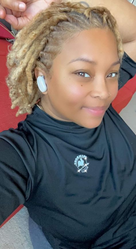 Blonde Highlights Locs, Blond Highlights On Locs, Blond Locs Black Women, Blonde Brown Locs Black Women, Ash Blonde Locs, Blonde And Black Locs Black Women, Locs Blonde And Black, Black Brown Blonde Locs, Blonde Locs Black Women