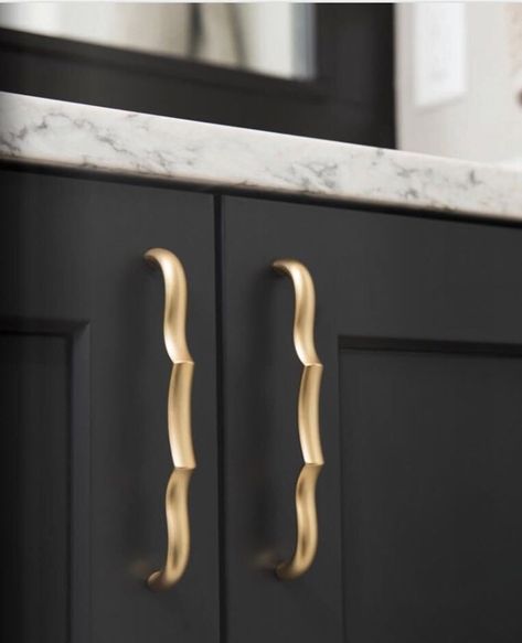 LuxeHome Merchandise Mart on Instagram: “Adding a modern refinement to a classic shape, the Trellis Collection brings a taste of sophistication to the room. @belwithkeeler . . .…” Kitchen And Utility, Cabinet Catches, Polished Nickel Hardware, Cabinet Knobs And Pulls, Wardrobe Door Handles, Brass Cabinet Handles, Quatrefoil Pattern, Decorative Cabinet, Cabinet Hinges