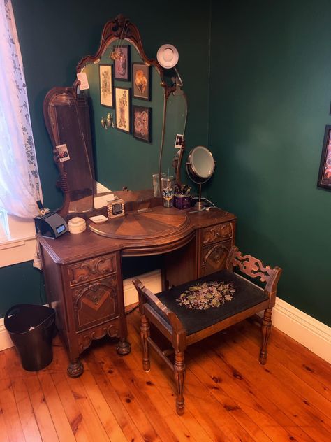 Vintage Room Furniture, Vintage Aesthetic Furniture, Antique Bedroom Ideas Victorian, Whimsigoth Desk, Dark Academia Vanity, Whimsigoth Vanity, Whimsigoth Furniture, Witchy Vanity, Vanity Dark Academia