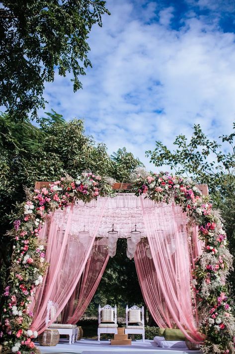 Mandap Setup, Wedding Mandap Decor, Decoration Haldi, Pink Indian Wedding, Flower Mala, Vidhi Mandap, Kolkata Wedding, Mandap Ideas, Indian Wedding Mandap