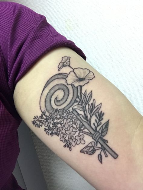 #lollipop #lilac #tattoo #tattooideas #tattooideasforwomen #candy #candytattOo #floraltattoo Lollie Pop, Pop Tattoo, Lilac Tattoo, Candy Tattoo, Lollipop, Tattoo Design, Flower Tattoo, Body Art, Lilac