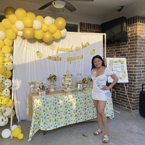 Lemon Dessert Table Ideas, Lemon Themed Outdoor Party, Lemon Bridal Shower Cupcakes, Lemon Bridal Shower Backdrop Diy, She Found Her Main Squeeze Backdrop, Yellow Bridal Shower Ideas, Bridal Shower Yellow Theme, Lemon Bridal Shower Backdrop, Lemon Theme Backdrop