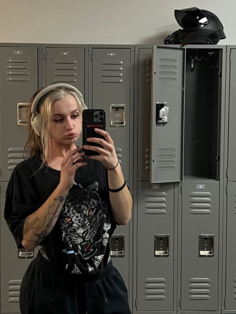 #tattoosforwomen #tattoos #gym #gymgirl #aesthetic #biker #bikergirl #motorcycle #blonde #hair #haircolor #streetstyle Goth Fitness Outfit, Gothic Gym Outfit, Goth Workout, Gym Goth, Goth Gym Girl, Alt Tattooed Girl, Health Goth, Sporty Aesthetic, Quick Workout Routine