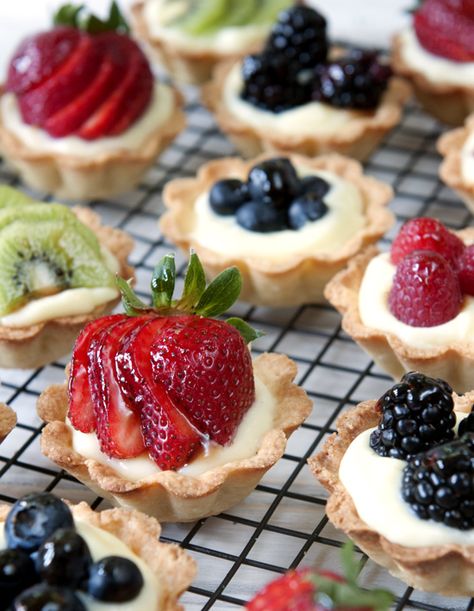 Serve up these mini tarts at your summer soirées.  Get the recipe from Salad in a Jar.   - Delish.com Fruit And Cream, Parmesan Orzo, Mini Fruit Tarts, Fruit Tart Recipe, Mini Tarts, Fruit Cream, Fruit Tarts, Fresh Fruit Recipes, Creamy Parmesan